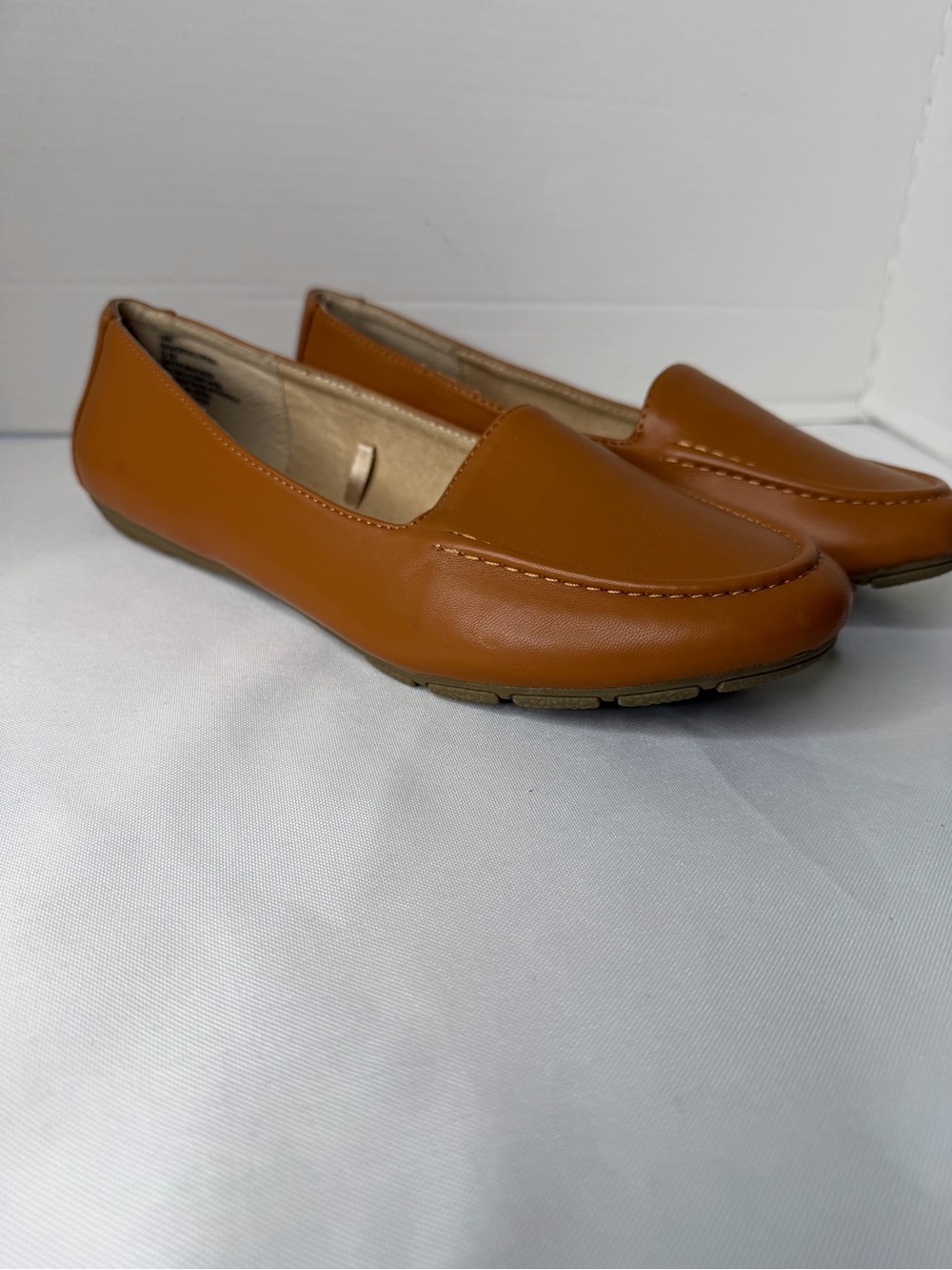 LIKE NEW Cliffs By White Mountain Women's Tan Slip-On Loafer Flats. Size 9.